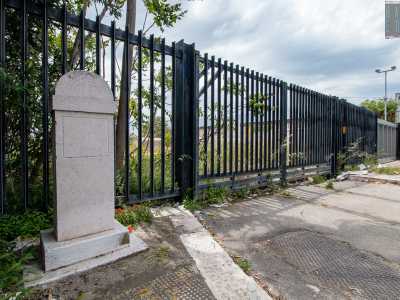 A fugare i dubbi che qui un tempo era presente un cantone c�� per� il cippo in pietra situato sull�altro lato di via Napoli...